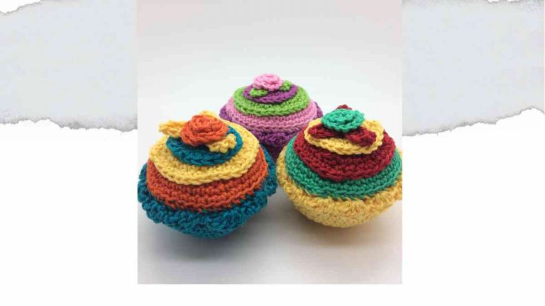 Header image for crochet cupcake pattern showing three colourful cupcakes