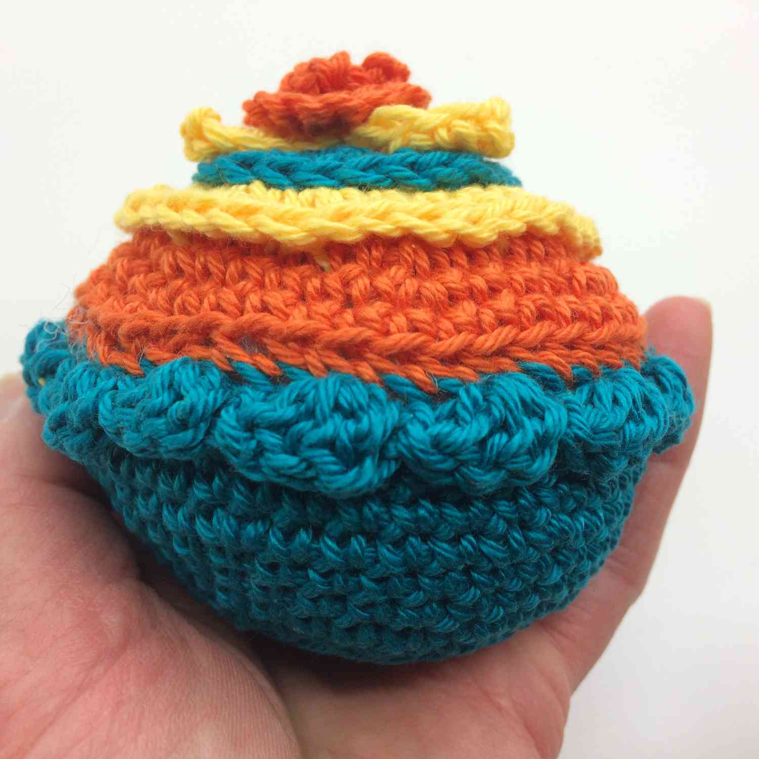 one crochet cupcake in colourful yarn.