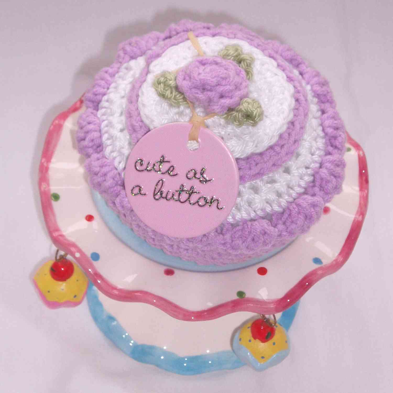 crochet cupcake made from free crochet pattern on a cake stand.