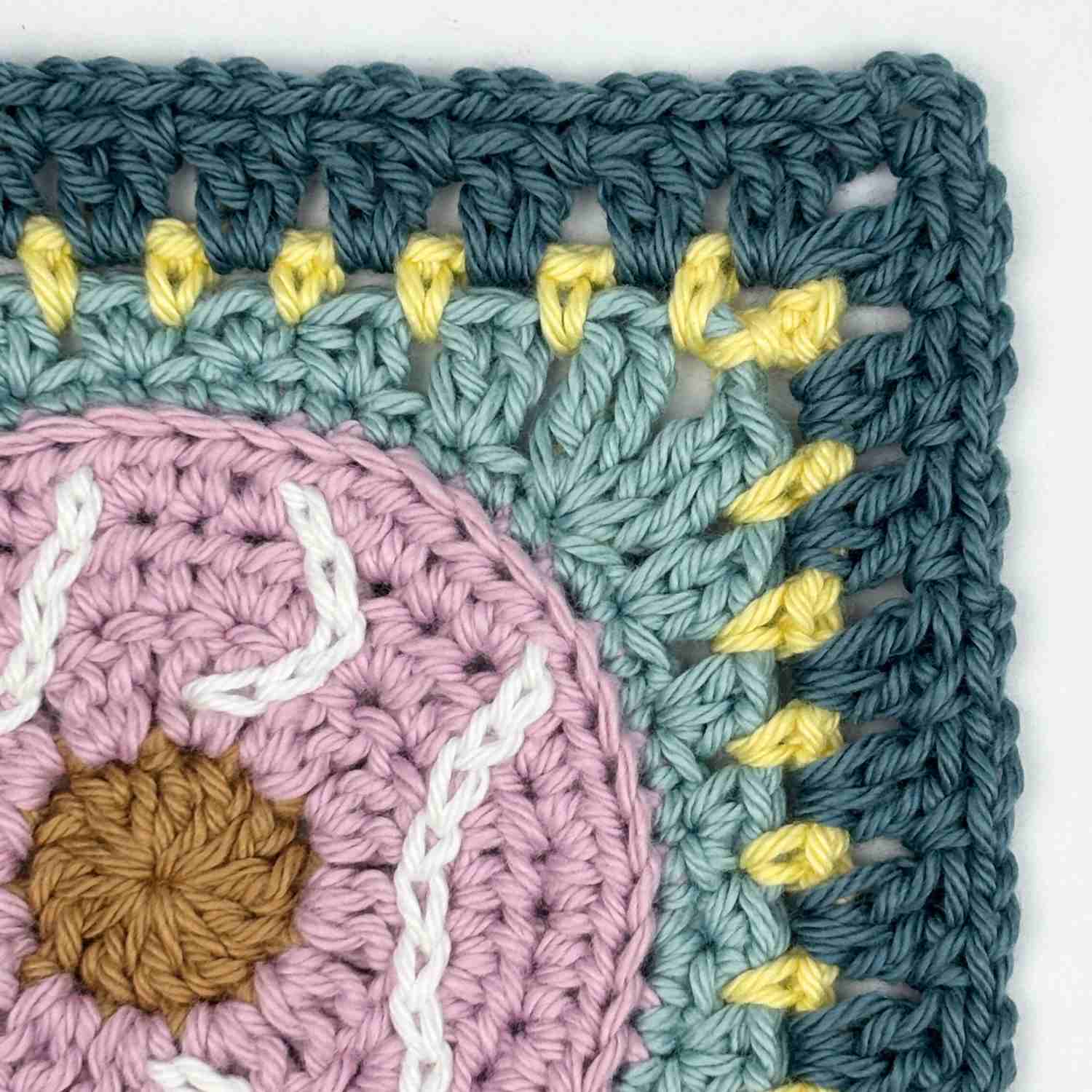 Close up of granny square rounds 1-5.