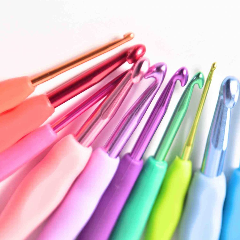 Crochet hooks in plastic and metal, in different sizes and colours,