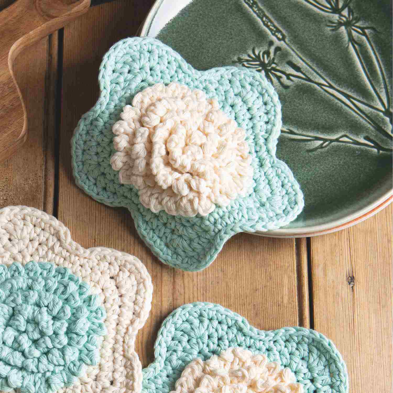 Crochet Flower Scrubbie with textured centre in contrast colour, made from free crochet scrubbie pattern by Lynne Rowe