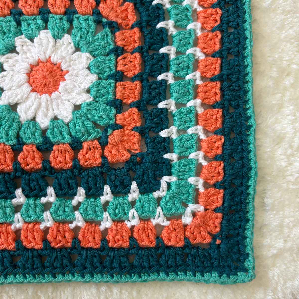 Close-up of Daisy Granny Square centre
